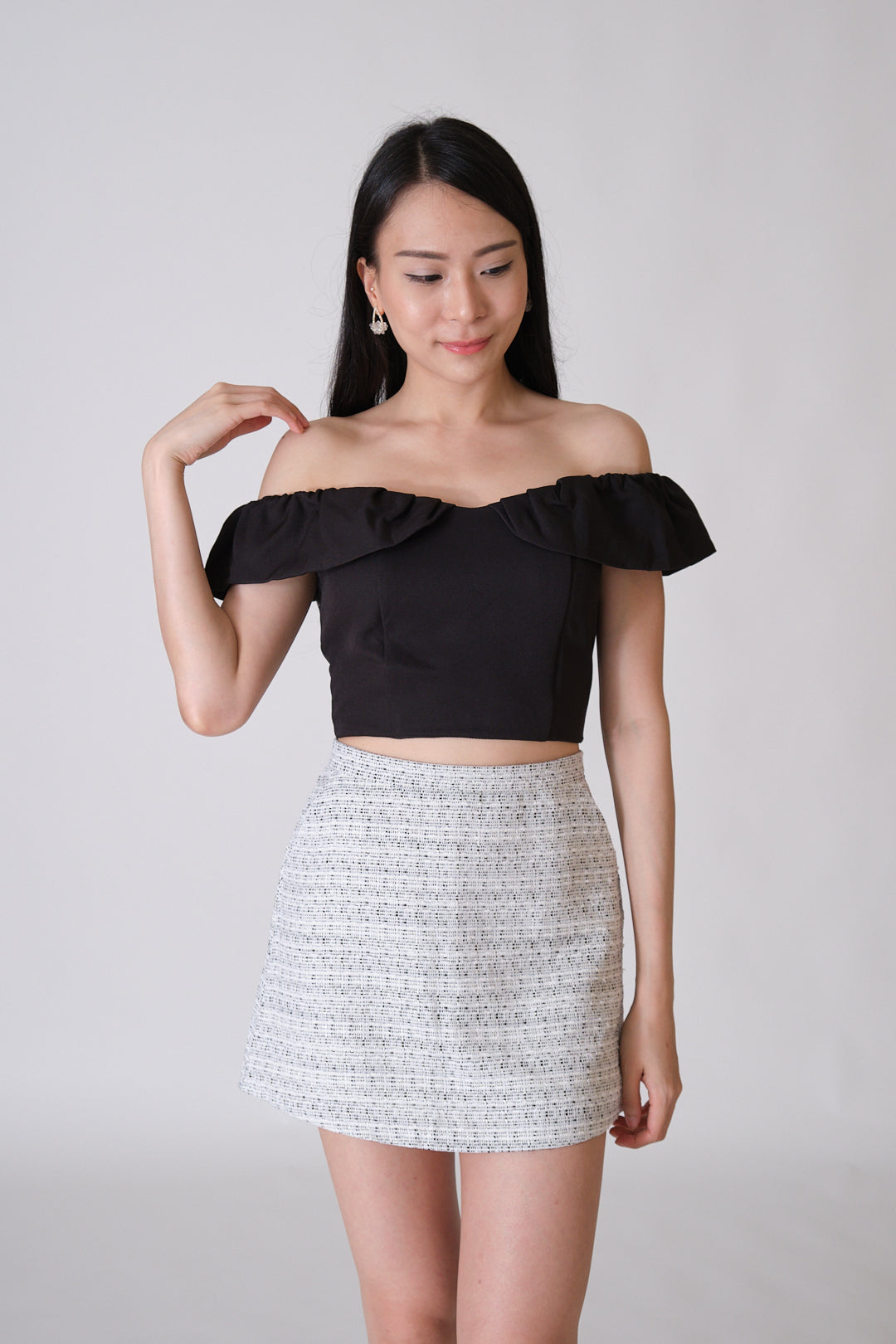 Chixxie Mindi Off-shoulder Crop Top (Black)